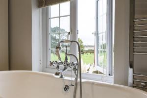 Koupelna v ubytování Little Exbury + 46 fotografií