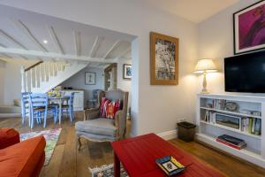 TV a/nebo společenská místnost v ubytování Little Exbury