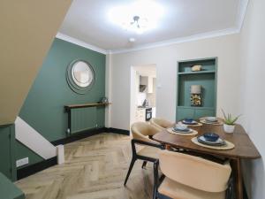 een eetkamer met een tafel en stoelen bij Seibiant in Ramsgate