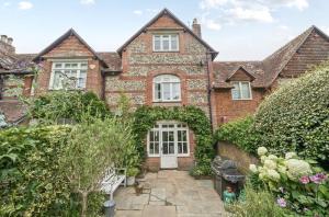 Brick Rose House في ويست ويتيرينغ: منزل من الطوب القديم مع باب أبيض