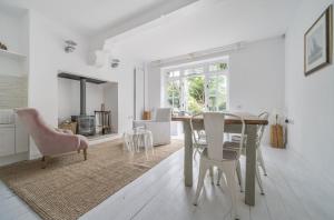 Χώρος καθιστικού στο Brick Rose House