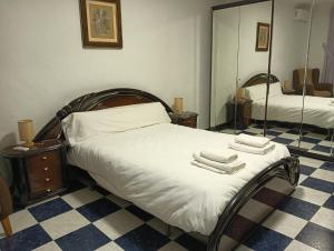 ein Schlafzimmer mit einem Bett mit Handtüchern darauf in der Unterkunft Alojamiento Rural Dilamor in El Picazo