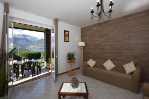 Nespecifikovaný výhled na hory nebo výhled na hory při pohledu z prázdninového domu