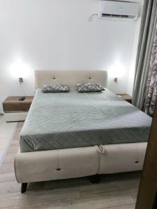Una cama o camas en una habitación de Jagodina J&M apartman 15 fotos más
