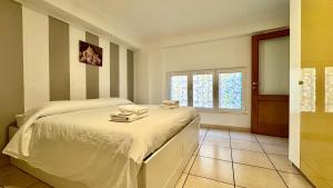 Giường trong phòng chung tại 5 min dal Mare Grazioso Trilocale