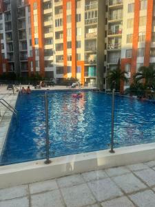 a large swimming pool in the middle of a building at Moderno Apt en Reserva del Peñón en Girardot in Girardot