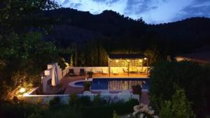 une maison avec piscine la nuit dans l'établissement Casa Cruz Resort Eco Naturalists, à Villanueva de Tapia