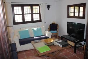 un salon avec un canapé et une table dans l'établissement Casa Cruz Resort Eco Naturalists, à Villanueva de Tapia