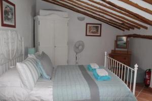 - une chambre avec un lit blanc et un ventilateur dans l'établissement Casa Cruz Resort Eco Naturalists, à Villanueva de Tapia 29 autres photos