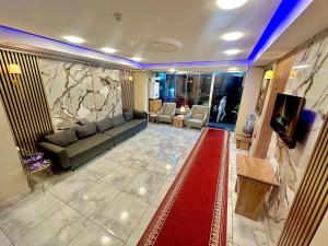 Una sala de estar con un sofá y una pared de piedra. en PERA VALENCE HOTEL İstanbul, en Estambul