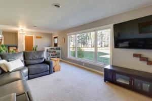 TV a/nebo společenská místnost v ubytování 11 Mi to Maple Lake Family-Friendly Fertile Home