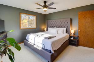 Postel nebo postele na pokoji v ubytování 11 Mi to Maple Lake Family-Friendly Fertile Home