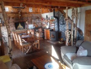 ヴィテズにあるKuca za odmorのテーブルと暖炉のあるリビングルーム