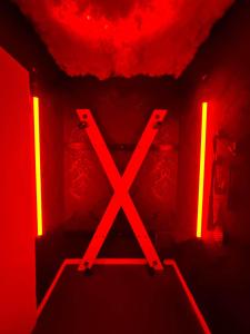 ein rotes Zimmer mit einem Kreuz darauf in der Unterkunft Love room - La Parenthèse Douceur in Noisy-le-Grand