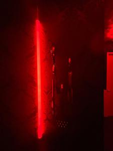 ein rotes Licht an der Wand in der Unterkunft Love room - La Parenthèse Douceur in Noisy-le-Grand + 18 Fotos
