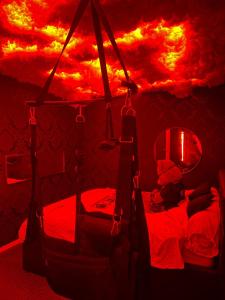 ein dunkles Zimmer mit zwei Betten und einem Kamin in der Unterkunft Love room - La Parenthèse Douceur in Noisy-le-Grand