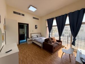 Una cama o camas en una habitación de استديو لك بالكامل