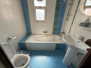 Un baño de استديو لك بالكامل 17 fotos más