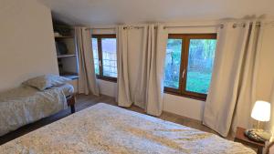 Ένα ή περισσότερα κρεβάτια σε δωμάτιο στο maisonnette de Bon-Repos