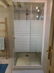 eine Dusche mit Glaskabine im Bad in der Unterkunft Gite Romantique de Type Charentais in Le Thou