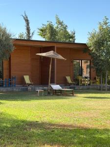 a house with a picnic table and an umbrella at Villa Sofia And Spa in Marrakech