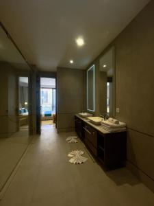 マラケシュにあるM Résidence Marrakech Luxury Serviced Apartmentsの洗面台と鏡のあるバスルーム +57枚の写真