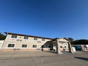 ein großes weißes Gebäude mit vielen Fenstern in der Unterkunft Deluxe Inn Capital O Nebraska City I 29 in Nebraska City + 93 Fotos
