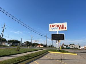 ein Schild für einen Lieferdienst am Straßenrand in der Unterkunft Deluxe Inn Capital O Nebraska City I 29 in Nebraska City