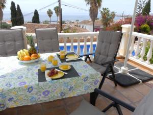 een tafel met fruit op het balkon bij Appartement Estaño in La Caleta