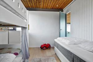 Norsmindeにある30144-Kysing-Naes-Odder-Naesvej-44のベッドと赤いおもちゃの車が置かれた寝室
