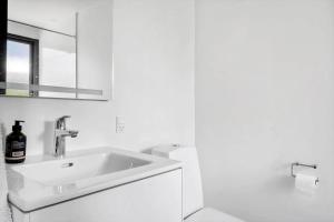 Norsmindeにある30144-Kysing-Naes-Odder-Naesvej-44の洗面台と鏡のある白いバスルーム +28枚の写真