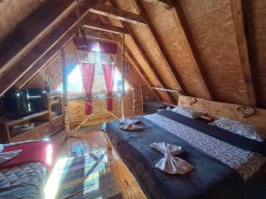ヴィテズにあるKuca za odmorの屋根裏にあるベッドが2つある寝室