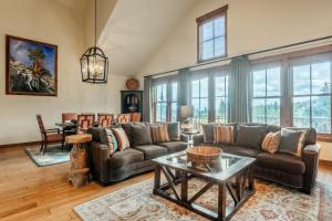 un soggiorno con un divano e un tavolo di Lodges 1178 - Timber Lodge Retreat a Old Mammoth