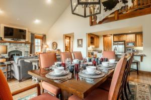 una sala da pranzo con tavolo e sedie di Lodges 1178 - Timber Lodge Retreat a Old Mammoth
