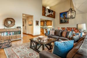 un soggiorno con un divano e un tavolo di Lodges 1178 - Timber Lodge Retreat a Old Mammoth