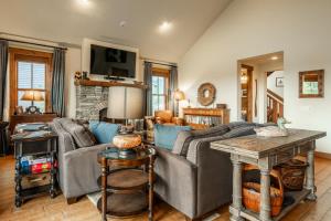 un soggiorno con un divano e un tavolo di Lodges 1178 - Timber Lodge Retreat a Old Mammoth Altre 36 foto