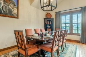 una sala da pranzo con tavolo e sedie in legno di Lodges 1178 - Timber Lodge Retreat a Old Mammoth