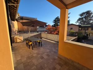 een terras met een tafel, stoelen en een parasol bij Tricesimo Appartamento Suite in Centro Storico in Tricesimo