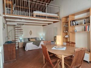 CollemezzanoにあるPiccolo Paradiso - Riparbellaのテーブルと寝室のあるリビングルーム