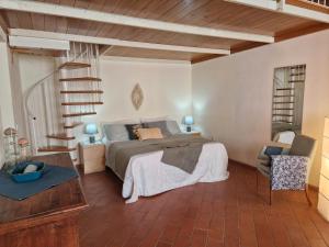 CollemezzanoにあるPiccolo Paradiso - Riparbellaの木製の天井が特徴のベッドルーム1室(ベッド1台付) +25枚の写真