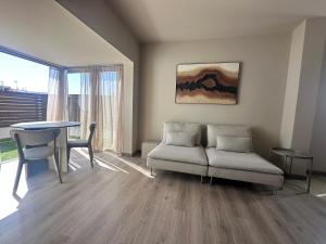 una sala de estar con un sofá y una mesa en Coffee apartamento, Las Galletas, en Arona