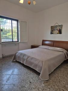 ein Schlafzimmer mit großem Bett und Fenster in der Unterkunft Oasi Villa Anthea in Santa Lucia