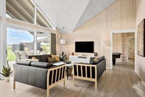 オルダーにある30484-Odder-Strandvaenget-60のリビングルーム(ソファ2台、テレビ付)