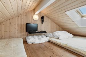 een kamer met een bank en een tv in een kamer bij 30460-Odder-Strandvaenget-16 in Odder