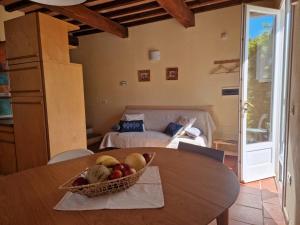 CollemezzanoにあるPiccolo Paradiso - Riparbellaのリビングルームのテーブルに果物を置いた器