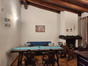 Un comedor con una mesa y sillas azules. en Nuovo Margiolà Dolomiti, en Calalzo