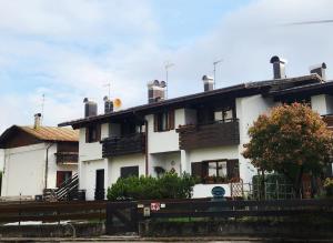 Casa blanca grande con balcón en la parte superior en Nuovo Margiolà Dolomiti, en Calalzo