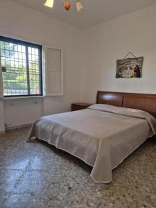 ein Schlafzimmer mit großem Bett und Fenster in der Unterkunft Oasi Villa Anthea in Santa Lucia + 24 Fotos