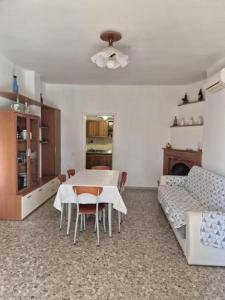 ein Wohnzimmer mit Tisch und Couch in der Unterkunft Oasi Villa Anthea in Santa Lucia