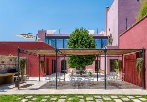 a courtyard with tables and chairs in front of a building at Villa Arabesque in Veglie